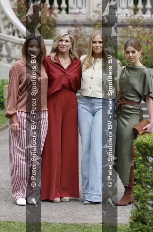 Den Haag 21 mei 2026
Fotouurtje met de koninklijke familie in de Hollandse tuin van Park Clingendael . Aanwezig Koning Willem Alexander Koningin Maxima Prinses Amalia Prinses Alexia en Prinses Ariane . 