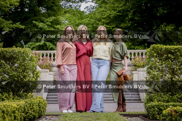 Den Haag 21 mei 2026
Fotouurtje met de koninklijke familie in de Hollandse tuin van Park Clingendael . Aanwezig Koning Willem Alexander Koningin Maxima Prinses Amalia Prinses Alexia en Prinses Ariane . 