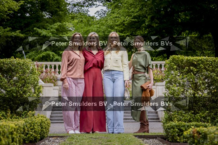 Den Haag 21 mei 2026
Fotouurtje met de koninklijke familie in de Hollandse tuin van Park Clingendael . Aanwezig Koning Willem Alexander Koningin Maxima Prinses Amalia Prinses Alexia en Prinses Ariane . 