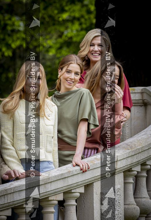Den Haag 21 mei 2026
Fotouurtje met de koninklijke familie in de Hollandse tuin van Park Clingendael . Aanwezig Koning Willem Alexander Koningin Maxima Prinses Amalia Prinses Alexia en Prinses Ariane . 