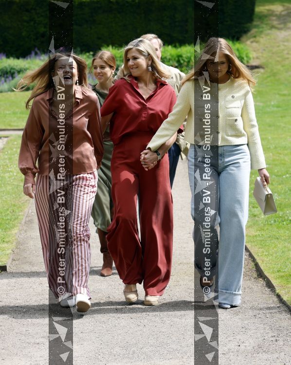 Den Haag 21 mei 2026
Fotouurtje met de koninklijke familie in de Hollandse tuin van Park Clingendael . Aanwezig Koning Willem Alexander Koningin Maxima Prinses Amalia Prinses Alexia en Prinses Ariane . 