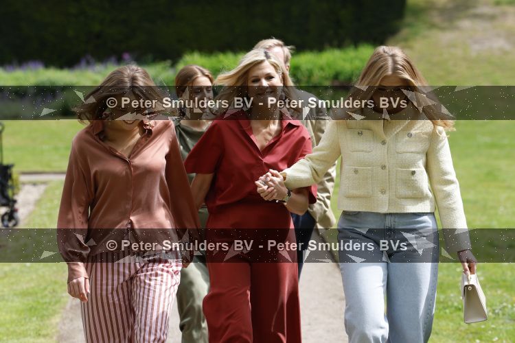 Den Haag 21 mei 2026
Fotouurtje met de koninklijke familie in de Hollandse tuin van Park Clingendael . Aanwezig Koning Willem Alexander Koningin Maxima Prinses Amalia Prinses Alexia en Prinses Ariane . 