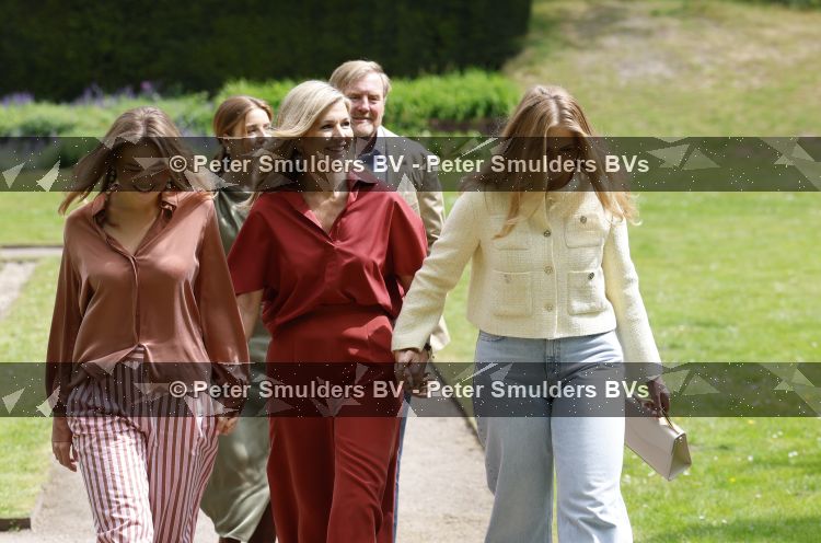 Den Haag 21 mei 2026
Fotouurtje met de koninklijke familie in de Hollandse tuin van Park Clingendael . Aanwezig Koning Willem Alexander Koningin Maxima Prinses Amalia Prinses Alexia en Prinses Ariane . 