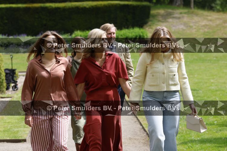 Den Haag 21 mei 2026
Fotouurtje met de koninklijke familie in de Hollandse tuin van Park Clingendael . Aanwezig Koning Willem Alexander Koningin Maxima Prinses Amalia Prinses Alexia en Prinses Ariane . 