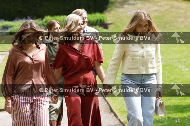 Den Haag 21 mei 2026
Fotouurtje met de koninklijke familie in de Hollandse tuin van Park Clingendael . Aanwezig Koning Willem Alexander Koningin Maxima Prinses Amalia Prinses Alexia en Prinses Ariane . 