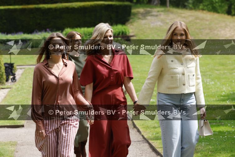 Den Haag 21 mei 2026
Fotouurtje met de koninklijke familie in de Hollandse tuin van Park Clingendael . Aanwezig Koning Willem Alexander Koningin Maxima Prinses Amalia Prinses Alexia en Prinses Ariane . 