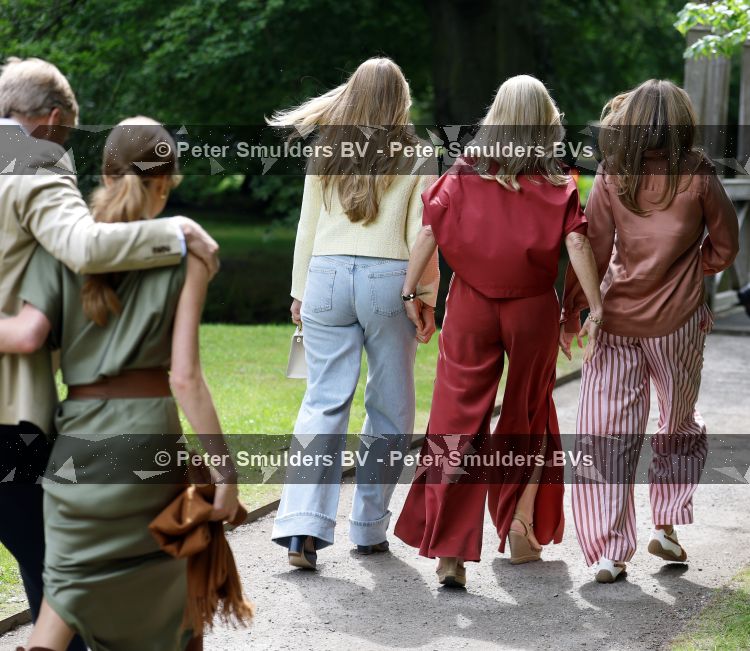 Den Haag 21 mei 2026
Fotouurtje met de koninklijke familie in de Hollandse tuin van Park Clingendael . Aanwezig Koning Willem Alexander Koningin Maxima Prinses Amalia Prinses Alexia en Prinses Ariane . 