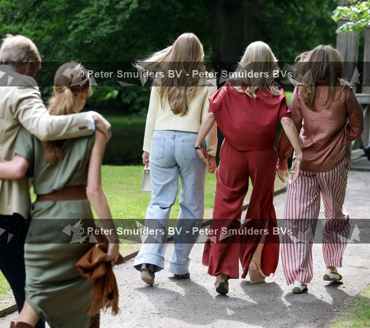 Den Haag 21 mei 2026
Fotouurtje met de koninklijke familie in de Hollandse tuin van Park Clingendael . Aanwezig Koning Willem Alexander Koningin Maxima Prinses Amalia Prinses Alexia en Prinses Ariane . 