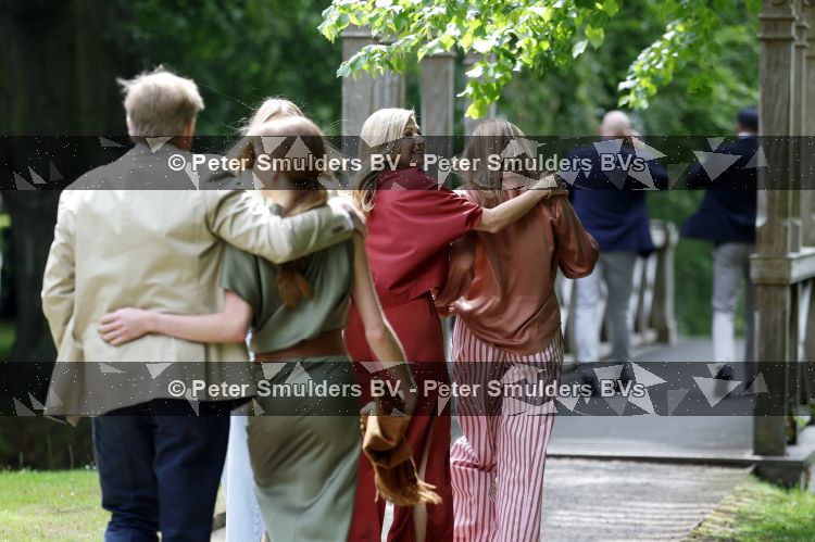 Den Haag 21 mei 2026
Fotouurtje met de koninklijke familie in de Hollandse tuin van Park Clingendael . Aanwezig Koning Willem Alexander Koningin Maxima Prinses Amalia Prinses Alexia en Prinses Ariane . 