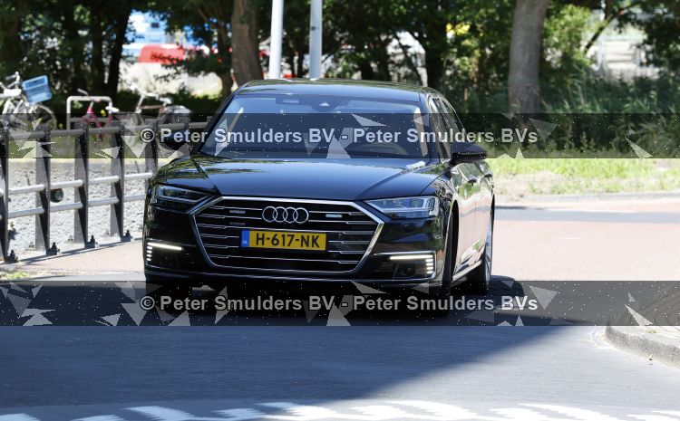 Amsterdam 9 juli 2027
Koningin Maxima op bezoek in de Bijlmer . Ze gaat ook met de fiets naar de andere locatie. Haar auto had geen AA kentekenplaten 