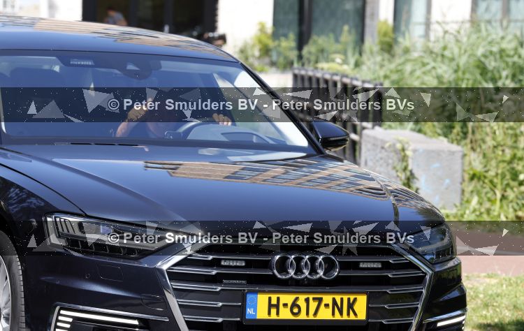 Amsterdam 9 juli 2027
Koningin Maxima op bezoek in de Bijlmer . Ze gaat ook met de fiets naar de andere locatie. Haar auto had geen AA kentekenplaten 