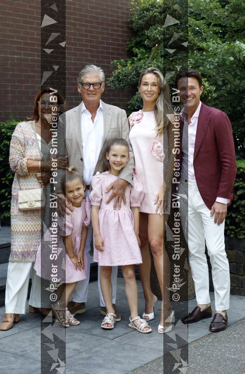 Blaricum / Amstelveen 28 mei 2026
Oger Lusink en zijn vrouw Ellen trouwen in het gemeentehuis van Blaricum en daarna hebben ze een lunch bij restaurant Aan de Poel . Leo v Vliet met vrouw Miriam Sophie v Vliet met dochters en Martijn Lusink 