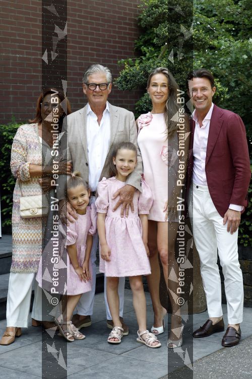 Blaricum / Amstelveen 28 mei 2026
Oger Lusink en zijn vrouw Ellen trouwen in het gemeentehuis van Blaricum en daarna hebben ze een lunch bij restaurant Aan de Poel . Leo v Vliet met vrouw Miriam Sophie v Vliet met dochters en Martijn Lusink 