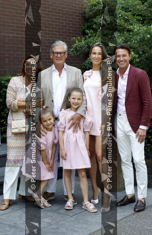 Blaricum / Amstelveen 28 mei 2026
Oger Lusink en zijn vrouw Ellen trouwen in het gemeentehuis van Blaricum en daarna hebben ze een lunch bij restaurant Aan de Poel . Leo v Vliet met vrouw Miriam Sophie v Vliet met dochters en Martijn Lusink 