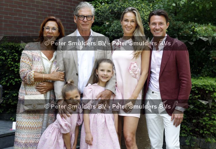 Blaricum / Amstelveen 28 mei 2026
Oger Lusink en zijn vrouw Ellen trouwen in het gemeentehuis van Blaricum en daarna hebben ze een lunch bij restaurant Aan de Poel . Leo v Vliet met vrouw Miriam Sophie v Vliet met dochters en Martijn Lusink 