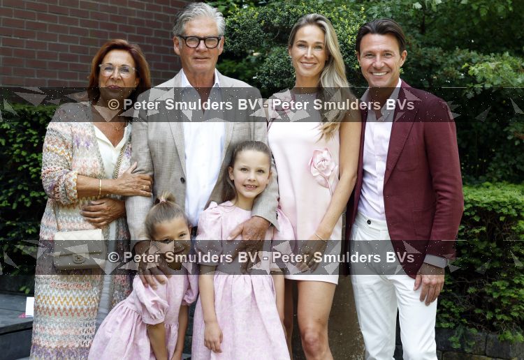 Blaricum / Amstelveen 28 mei 2026
Oger Lusink en zijn vrouw Ellen trouwen in het gemeentehuis van Blaricum en daarna hebben ze een lunch bij restaurant Aan de Poel . Leo v Vliet met vrouw Miriam Sophie v Vliet met dochters en Martijn Lusink 