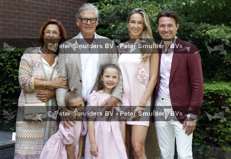 Blaricum / Amstelveen 28 mei 2026
Oger Lusink en zijn vrouw Ellen trouwen in het gemeentehuis van Blaricum en daarna hebben ze een lunch bij restaurant Aan de Poel . Leo v Vliet met vrouw Miriam Sophie v Vliet met dochters en Martijn Lusink 