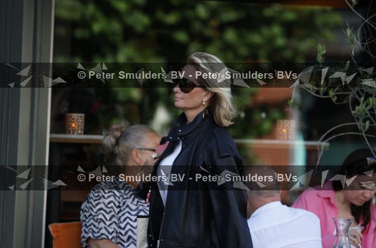 Amsterdam 6 juli 2026
Leontine Ruiters op de Beethovenstraat in Amsterdam . Zoals altijd ziet ze er weer fantastisch uit .