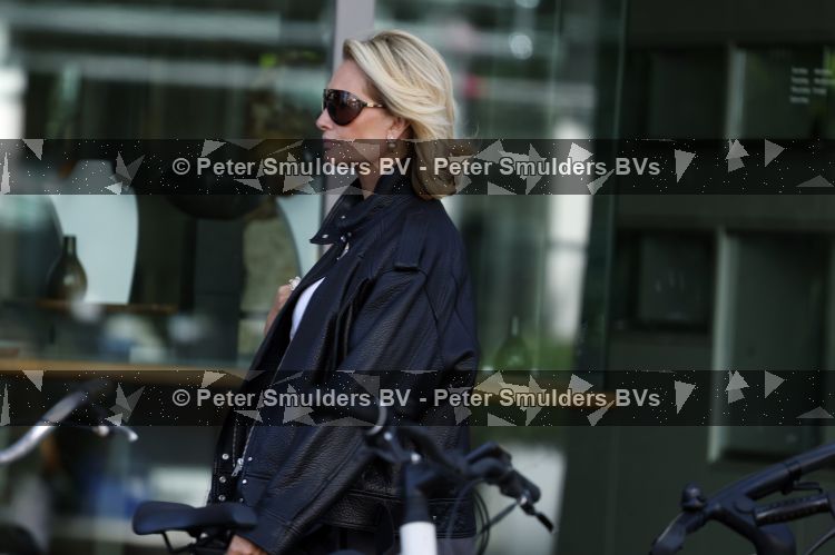 Amsterdam 6 juli 2026
Leontine Ruiters op de Beethovenstraat in Amsterdam . Zoals altijd ziet ze er weer fantastisch uit .