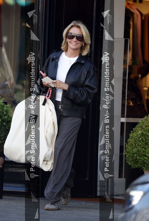 Amsterdam 6 juli 2026
Leontine Ruiters op de Beethovenstraat in Amsterdam . Zoals altijd ziet ze er weer fantastisch uit .