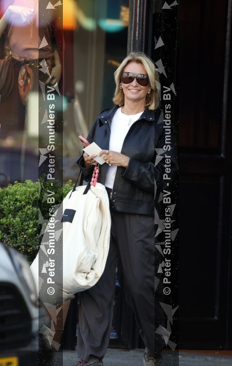 Amsterdam 6 juli 2026
Leontine Ruiters op de Beethovenstraat in Amsterdam . Zoals altijd ziet ze er weer fantastisch uit .