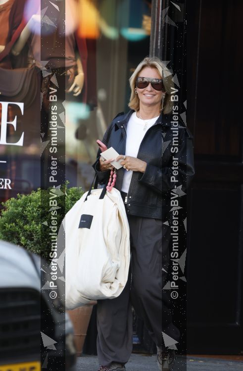 Amsterdam 6 juli 2026
Leontine Ruiters op de Beethovenstraat in Amsterdam . Zoals altijd ziet ze er weer fantastisch uit .