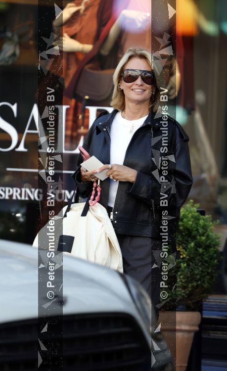 Amsterdam 6 juli 2026
Leontine Ruiters op de Beethovenstraat in Amsterdam . Zoals altijd ziet ze er weer fantastisch uit .