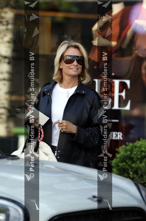Amsterdam 6 juli 2026
Leontine Ruiters op de Beethovenstraat in Amsterdam . Zoals altijd ziet ze er weer fantastisch uit .