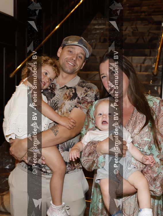Amsterdam 11 juli 2026
Vandaag was het 25 jaar geleden dat Herman Brood zelf moord pleegde door van het Hilton Hotel af te springen .
Aanwezig Xandra Brood Holly Brood met partner Soy Kroon en Lola Brood met partner en 2 kinderen . Het vond Plaats in het Americain Hotel.