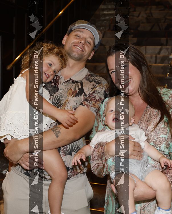 Amsterdam 11 juli 2026
Vandaag was het 25 jaar geleden dat Herman Brood zelf moord pleegde door van het Hilton Hotel af te springen .
Aanwezig Xandra Brood Holly Brood met partner Soy Kroon en Lola Brood met partner en 2 kinderen . Het vond Plaats in het Americain Hotel.