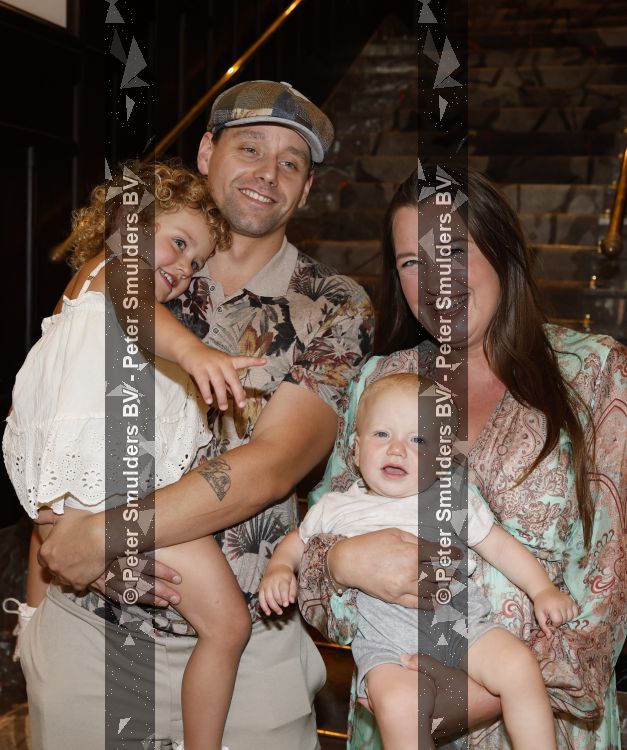 Amsterdam 11 juli 2026
Vandaag was het 25 jaar geleden dat Herman Brood zelf moord pleegde door van het Hilton Hotel af te springen .
Aanwezig Xandra Brood Holly Brood met partner Soy Kroon en Lola Brood met partner en 2 kinderen . Het vond Plaats in het Americain Hotel.