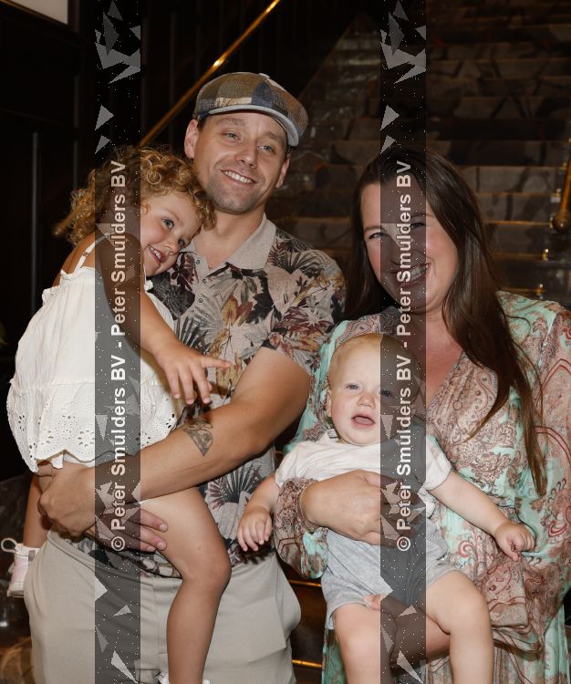 Amsterdam 11 juli 2026
Vandaag was het 25 jaar geleden dat Herman Brood zelf moord pleegde door van het Hilton Hotel af te springen .
Aanwezig Xandra Brood Holly Brood met partner Soy Kroon en Lola Brood met partner en 2 kinderen . Het vond Plaats in het Americain Hotel.