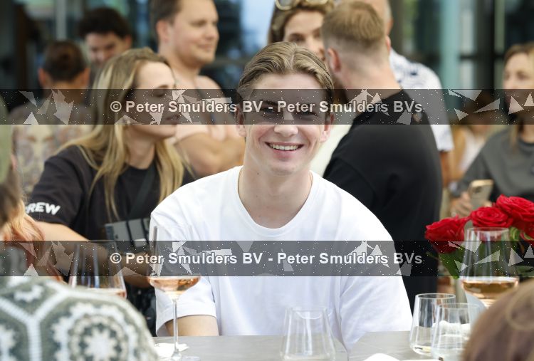 Rotterdam 1 juli 2026
Presentatie de pianoman van Jeroen v d Boom . Gastoptredens zijn er van Mart Hoogkamer Glennis Grace Waylon Luuk v d Boom Kimberly Fransens en Sezina Kelsey