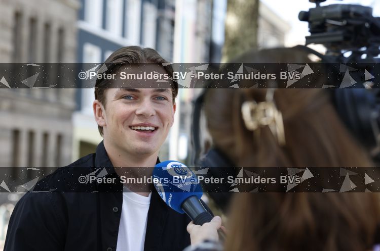 Rotterdam 1 juli 2026
Presentatie de pianoman van Jeroen v d Boom . Gastoptredens zijn er van Mart Hoogkamer Glennis Grace Waylon Luuk v d Boom Kimberly Fransens en Sezina Kelsey