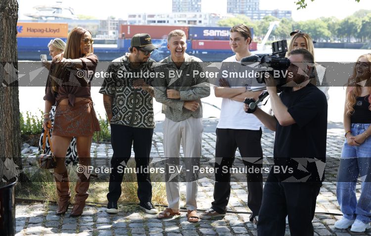 Rotterdam 1 juli 2026
Presentatie de pianoman van Jeroen v d Boom . Gastoptredens zijn er van Mart Hoogkamer Glennis Grace Waylon Luuk v d Boom Kimberly Fransens en Sezina Kelsey