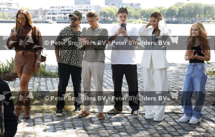 Rotterdam 1 juli 2026
Presentatie de pianoman van Jeroen v d Boom . Gastoptredens zijn er van Mart Hoogkamer Glennis Grace Waylon Luuk v d Boom Kimberly Fransens en Sezina Kelsey