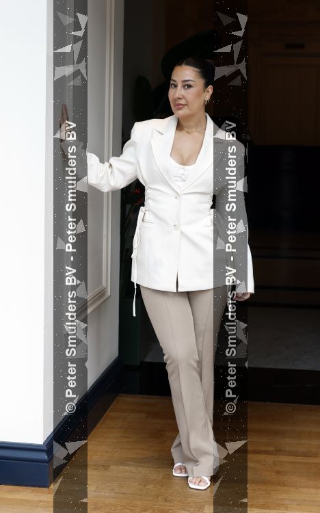 Amsterdam 18 mei 2026
Stephanie Tency in het Amstelhotel . Ze vertrekken daarna met aantal gasten met boot om half jaar van haar boek te vieren . Mahi Khalesi. 