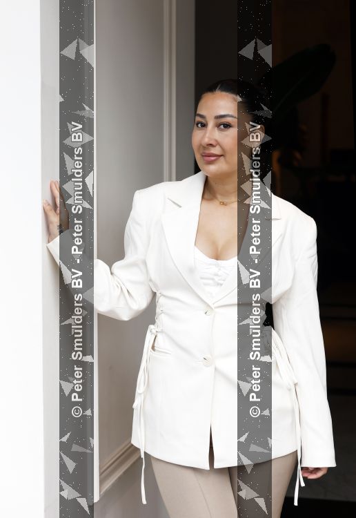 Amsterdam 18 mei 2026
Stephanie Tency in het Amstelhotel . Ze vertrekken daarna met aantal gasten met boot om half jaar van haar boek te vieren . Mahi Khalesi. 