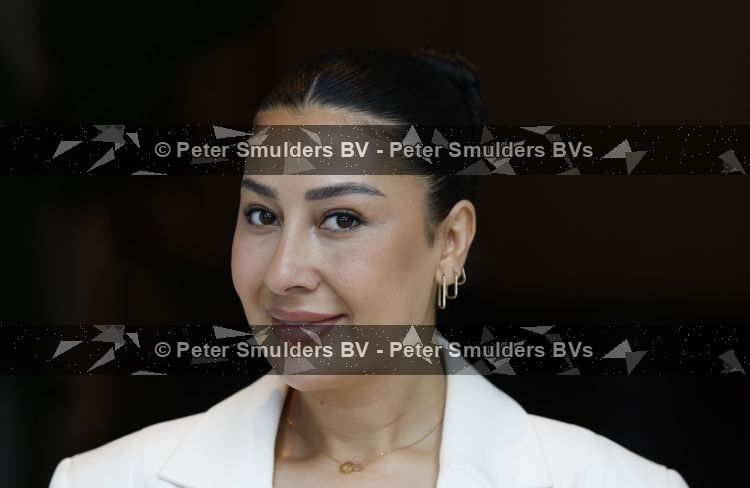 Amsterdam 18 mei 2026
Stephanie Tency in het Amstelhotel . Ze vertrekken daarna met aantal gasten met boot om half jaar van haar boek te vieren . Mahi Khalesi. 