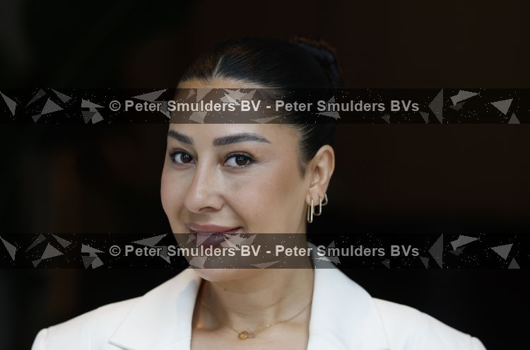 Amsterdam 18 mei 2026
Stephanie Tency in het Amstelhotel . Ze vertrekken daarna met aantal gasten met boot om half jaar van haar boek te vieren . Mahi Khalesi. 