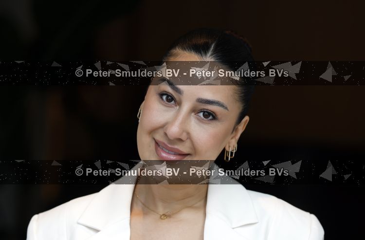 Amsterdam 18 mei 2026
Stephanie Tency in het Amstelhotel . Ze vertrekken daarna met aantal gasten met boot om half jaar van haar boek te vieren . Mahi Khalesi. 