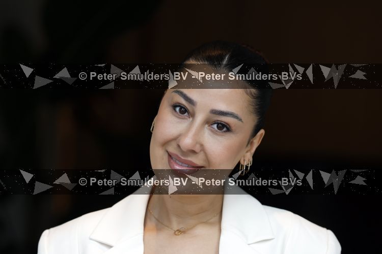 Amsterdam 18 mei 2026
Stephanie Tency in het Amstelhotel . Ze vertrekken daarna met aantal gasten met boot om half jaar van haar boek te vieren . Mahi Khalesi. 