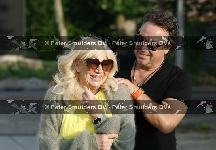 Aalsmeer 7 juli 2026
Mary Borsato viert haar 81 e verjaardag . oa aanwezig Marco Borsato Luca Borsato Sylvana Borsato met een goede vriendin en Jacky Omtzigt met zoontje.. Ze gingen eten bij restaurant Centennial .