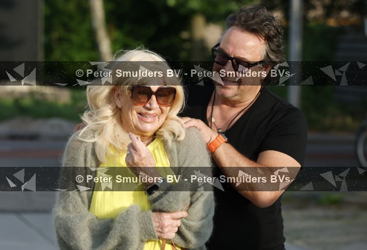 Aalsmeer 7 juli 2026
Mary Borsato viert haar 81 e verjaardag . oa aanwezig Marco Borsato Luca Borsato Sylvana Borsato met een goede vriendin en Jacky Omtzigt met zoontje.. Ze gingen eten bij restaurant Centennial .