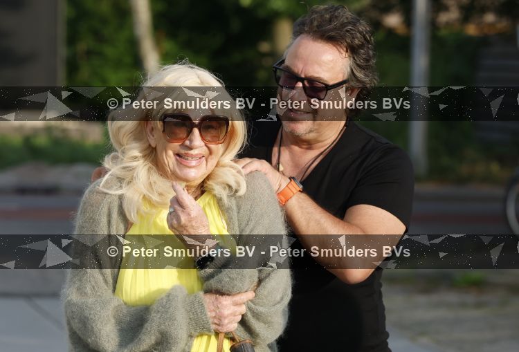 Aalsmeer 7 juli 2026
Mary Borsato viert haar 81 e verjaardag . oa aanwezig Marco Borsato Luca Borsato Sylvana Borsato met een goede vriendin en Jacky Omtzigt met zoontje.. Ze gingen eten bij restaurant Centennial .