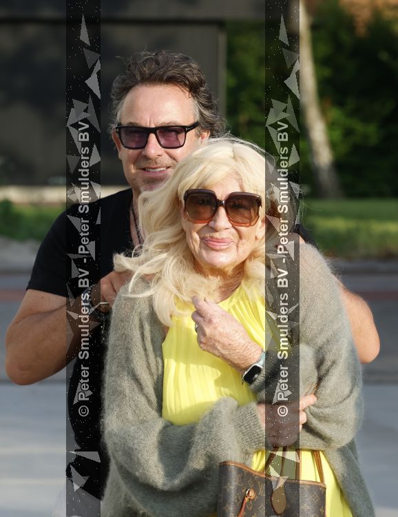 Aalsmeer 7 juli 2026
Mary Borsato viert haar 81 e verjaardag . oa aanwezig Marco Borsato Luca Borsato Sylvana Borsato met een goede vriendin en Jacky Omtzigt met zoontje.. Ze gingen eten bij restaurant Centennial .