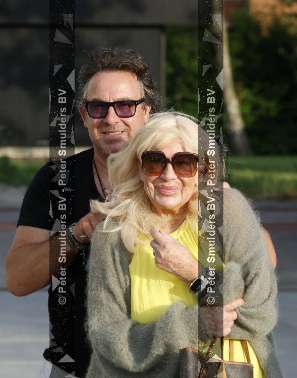 Aalsmeer 7 juli 2026
Mary Borsato viert haar 81 e verjaardag . oa aanwezig Marco Borsato Luca Borsato Sylvana Borsato met een goede vriendin en Jacky Omtzigt met zoontje.. Ze gingen eten bij restaurant Centennial .