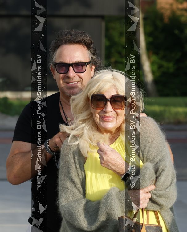 Aalsmeer 7 juli 2026
Mary Borsato viert haar 81 e verjaardag . oa aanwezig Marco Borsato Luca Borsato Sylvana Borsato met een goede vriendin en Jacky Omtzigt met zoontje.. Ze gingen eten bij restaurant Centennial .