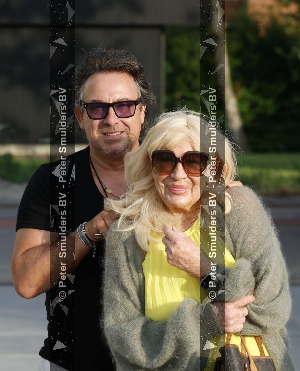 Aalsmeer 7 juli 2026
Mary Borsato viert haar 81 e verjaardag . oa aanwezig Marco Borsato Luca Borsato Sylvana Borsato met een goede vriendin en Jacky Omtzigt met zoontje.. Ze gingen eten bij restaurant Centennial .