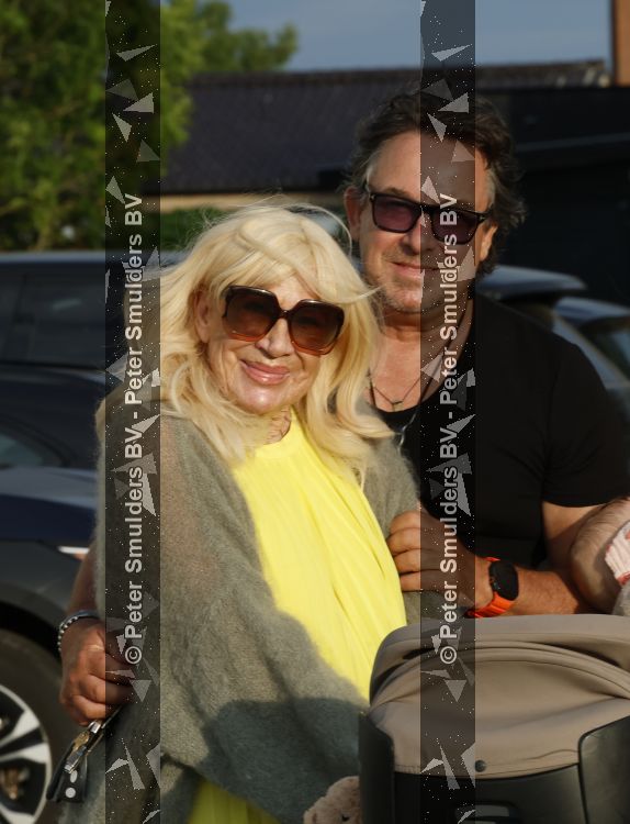 Aalsmeer 7 juli 2026
Mary Borsato viert haar 81 e verjaardag . oa aanwezig Marco Borsato Luca Borsato Sylvana Borsato met een goede vriendin en Jacky Omtzigt met zoontje.. Ze gingen eten bij restaurant Centennial .